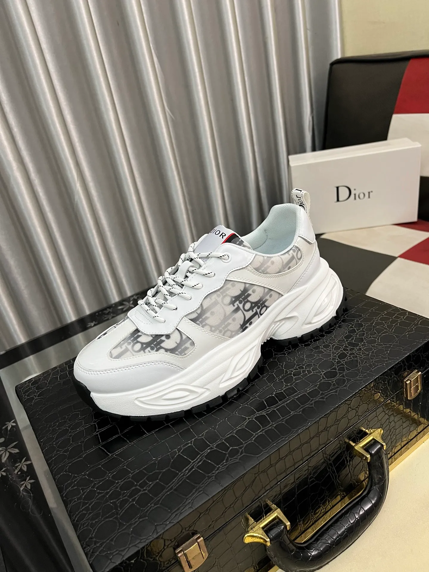 Men's men's shoes 💰458⌚️⌚️Dior's new 🆕low-cut casual sneakers, made of breathable mesh, with brand signature details on the shoe collar to enhance style. Fashionable and versatile, it can complement any look. With a sophisticated design that is both dynamic and modern, this new must-have shoe adds a new dimension to Dior's legacy, displaying modern elegance. Men's shoes 38-44 2️⃣ colors available